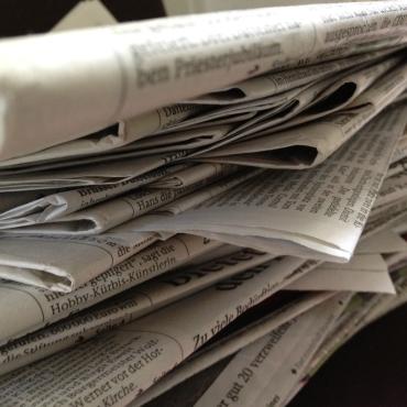 Das Bild zeigt einen Zeitungsstapel.