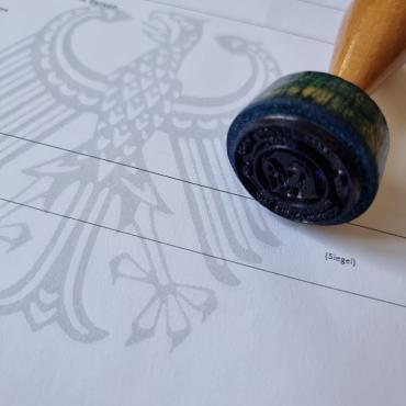 Das Bild zeigt ein Dienstsiegel auf einer Urkunde.