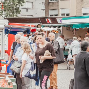 Das Bild zeigt den Dattelner Wochenmarkt.