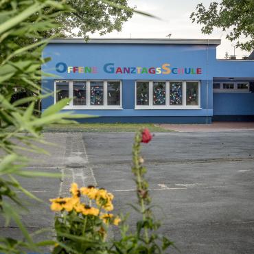 Das Bild zeigt eine offene Ganztagsschule.