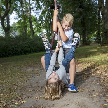 Das Bild zeigt zwei spielende Kinder.