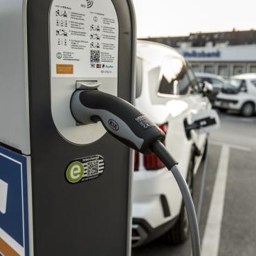 Das Bild zeigt eine E-Ladesäule.