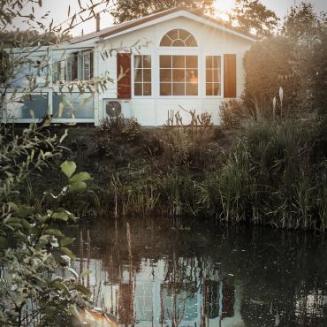 Das Bild zeigt ein Holzhaus 