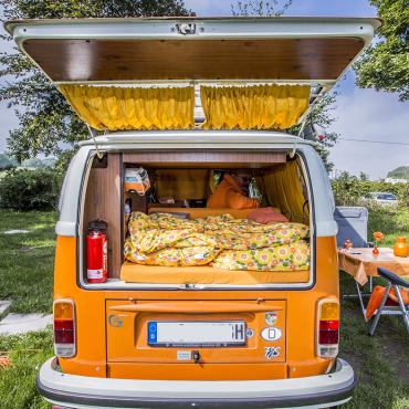 Das Bild zeigt einen VW Campingbus.