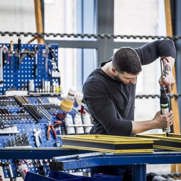 Das Bild zeigt einen arbeitenden Mann.