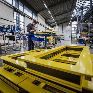 Das Bild zeigt einen arbeitenden Mann.