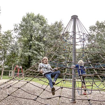 Das Bild zeigt ein Kind auf einem Spielplatz.