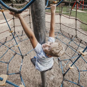 Das Bild zeigt ein spielendes Kind.