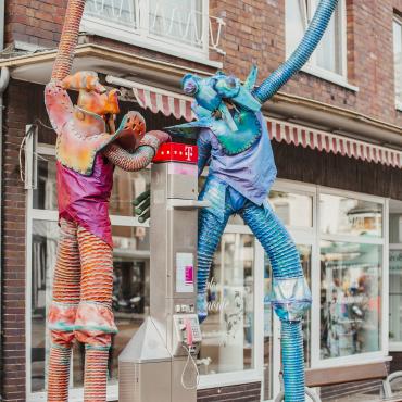 Das Bild zeigt zwei Stelzenläufer.