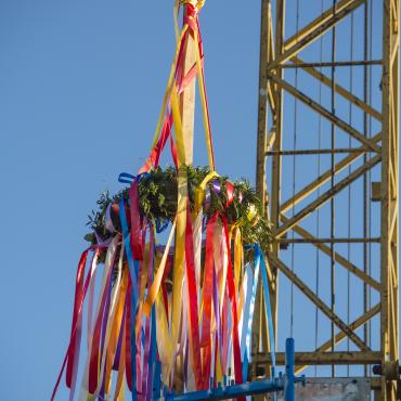 Das Bild zeigt ein Richtfest. 