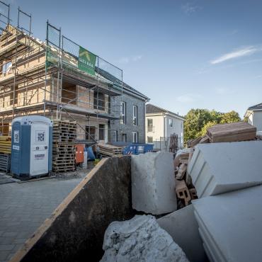 Das Bild zeigt einen Neubau.