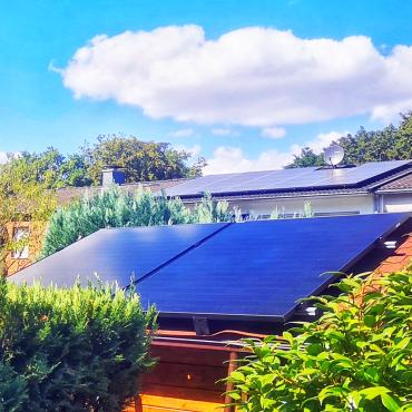Das Bild zeigt Solarmodule auf einem Gartenhausdach