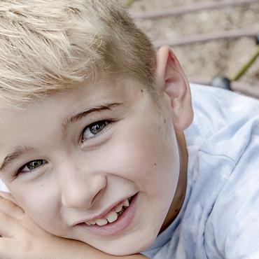 Das Bild zeigt einen Jungen auf einem Spielplatz