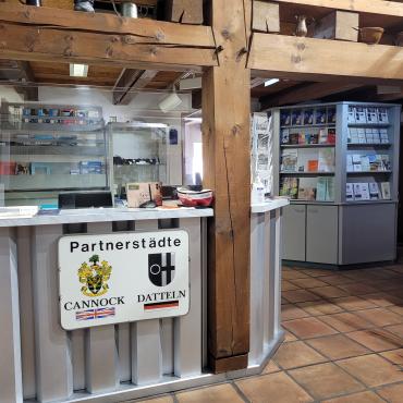 Das Bild zeigt die Stadtinfo im Dorfschultenhof.