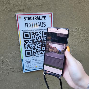 Das Bild zeigt ein Handy mit der Stadtrallye.