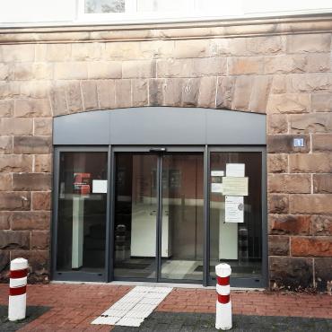 Das Bild zeigt den Eingang zum Finanzzentrum Ostvest