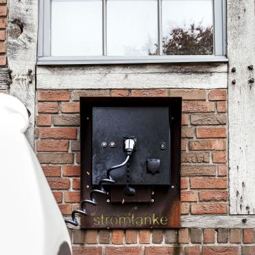 Das Bild zeigt eine E-Lade-Säule