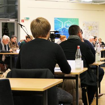 Das Bild zeigt Ratsmitglieder während einer Ratssitzung im Forum des Berufskollegs Ostvest.