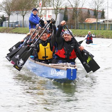 Das Bild zeigt Sportler*innen in einem Drachenboot