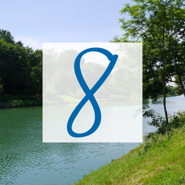 Geschwungene blaue Acht, im Hintergrund ein Kanal.