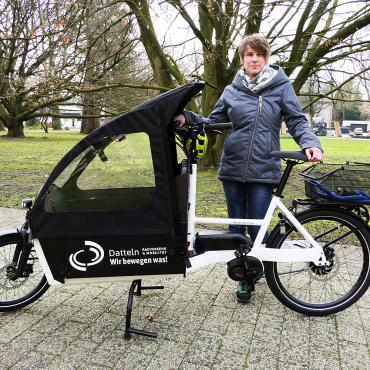 Mobilitätsmanagerin Anja Althoff mit dem E-Lastenrad der Stadt Datteln