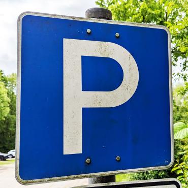 Blaues Parkplatzschild