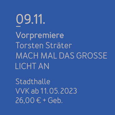 Das Bild zeigt ein blaues Rechteck mit dem Text: 9.11. - Vorpremiere Torsten Sträter "Mach mal das grosse Licht an" Stadthalle VVK ab 11.05.2023 26,00 € + Gebühren