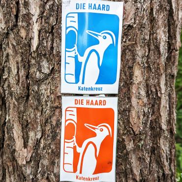Hinweisschilder für Rundwanderwege am Katenkreuz