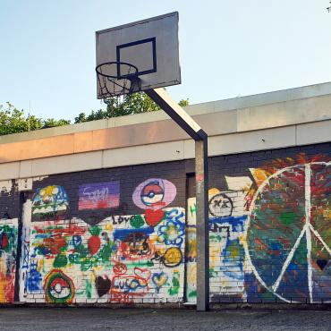 Basketballkorb auf dem Außengelände des Familienbüros Süd