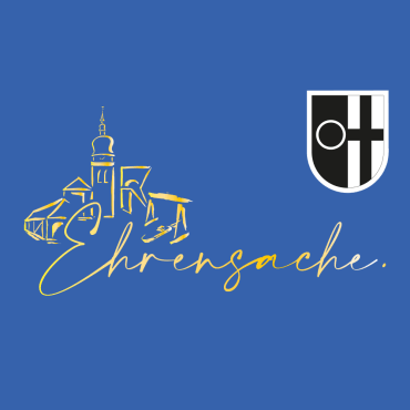 Links sind ein paar stilisierte Gebäude von Datteln zu sehen - wie die St.-Amandus-Kirche, darunter steht das Wort "Ehrensache" und auf der rechten Seite ist das Wappen der Stadt Datteln zu sehen - mit einem Kreis auf schwarzem Grund links und einem schwarzen Kreuz auf weißem Grund rechts 