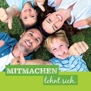 Vater, Mutter und zwei Kinder liegen auf einer Wiese, man sieht nur ihre Köpfe und einen Teil des Oberkörpers. Außerdem der Text "Mitmachen lohnt sich"