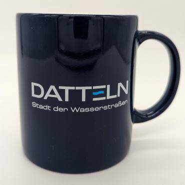 Tasse dunkelblau mit weißem Logo Datteln Stadt der Wasserstraßen Front - Merch