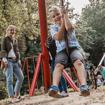 Drei Bilder mit Kindern auf einem Spielplatz, auch zwei Mütter und ein Vater sind zu sehen.