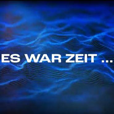Die Aufschrift "Es war Zeit ..." vor stilisierten blauen Wellen