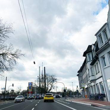 Autoverkehr auf der Castroper Straße in Höhe des Zechenbergs.