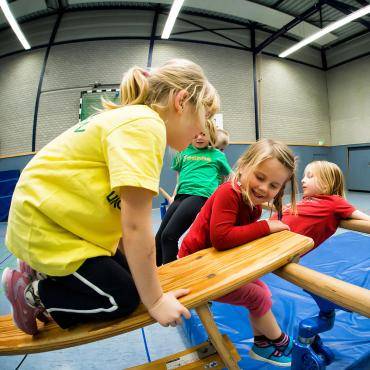 Kinder beim Turnen in der Sporthalle