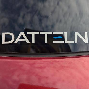 PKW Aufkleber Datteln weiß auf schwarzem Hintergrund