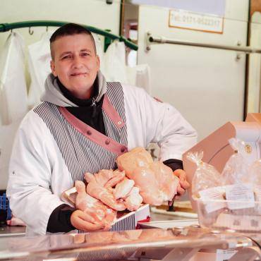 Wochenmarkt Marktstand Tewes-Die Fleischerei Portrait