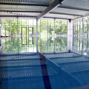 Das Bild zeigt das Stadtbad von innen.