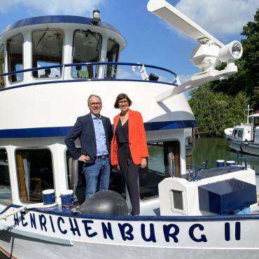 Bürgermeister Andrße Dora und Standesamtsleiterin Elisabeth Malessa auf dem Bug der Henrichenburg II