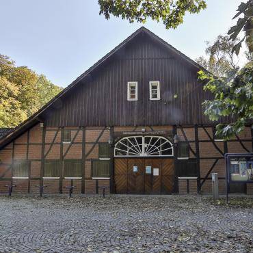 Das Bild zeigt die Vorderseite des Dorfschultenhofs.