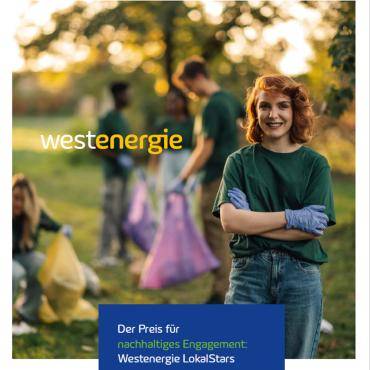 Mehrere Personen stehen auf einer Wiese, im Hintergrund stehen Bäume.