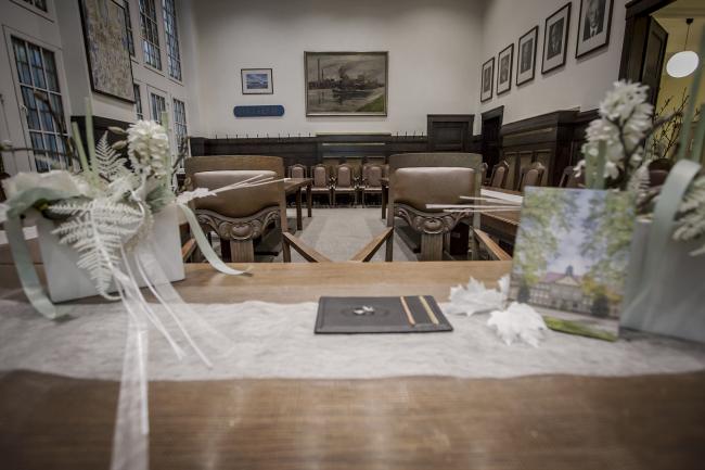 Das Bild zeigt den Ratssaal bei einer Hochzeit.