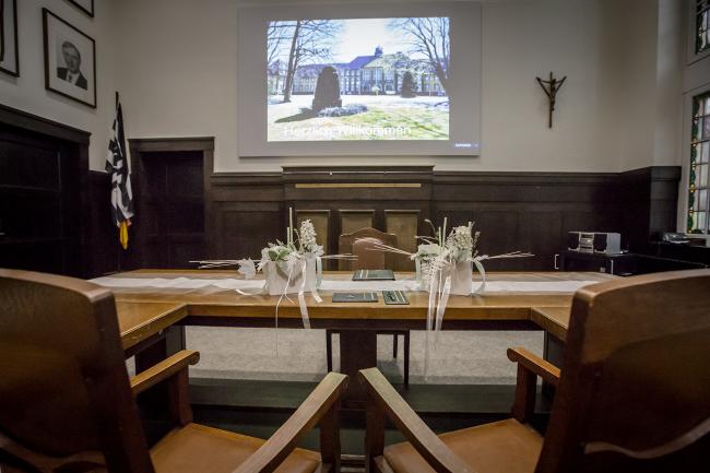 Das Bild zeigt den Ratssaal bei einer Hochzeit.