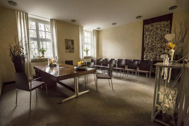 Das Bild zeigt das Trauzimmer aus dem Blick des Standesbeamten.