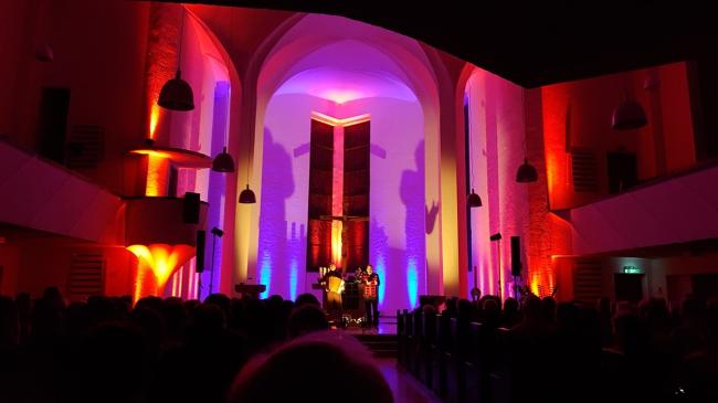 Das Bild zeigt die illuminierte Lutherkirche mit The Royals Squeeze Box.