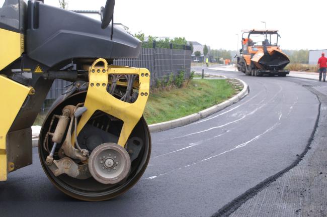 Das Bild zeigt die Asphaltierung einer Straße.