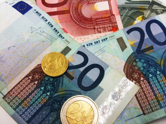 Geldscheine und Münzen