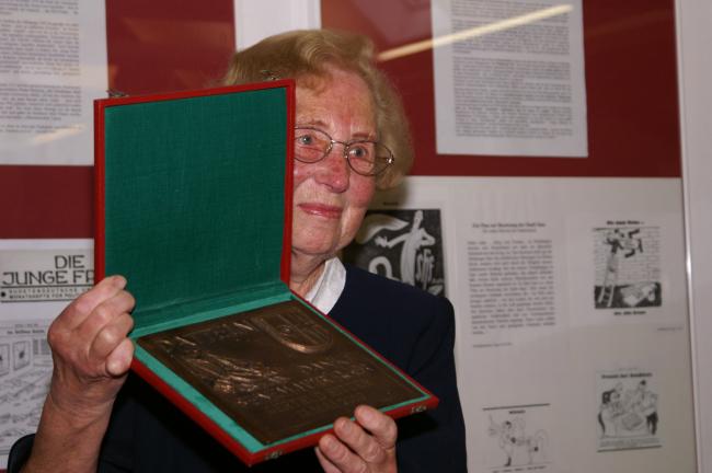 Das Bild zeigt Gertrud Ritter bei der Verleihung der Stadtplakette.