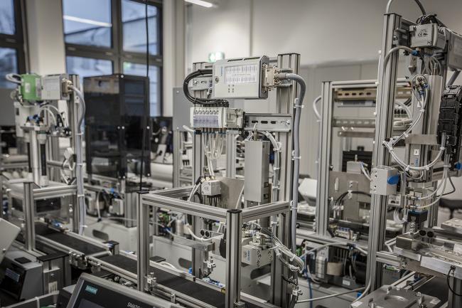 Das Bild zeigt eine Maschine.